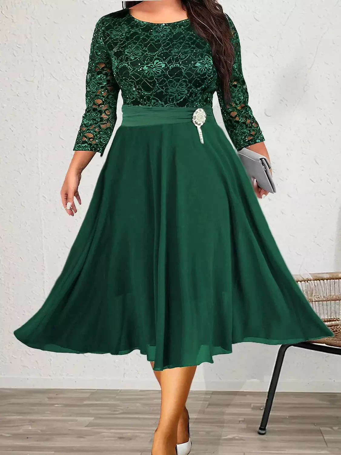 Green Lace Party Dress for Plus Size Women with 3/4 Sleeves and V-Neck