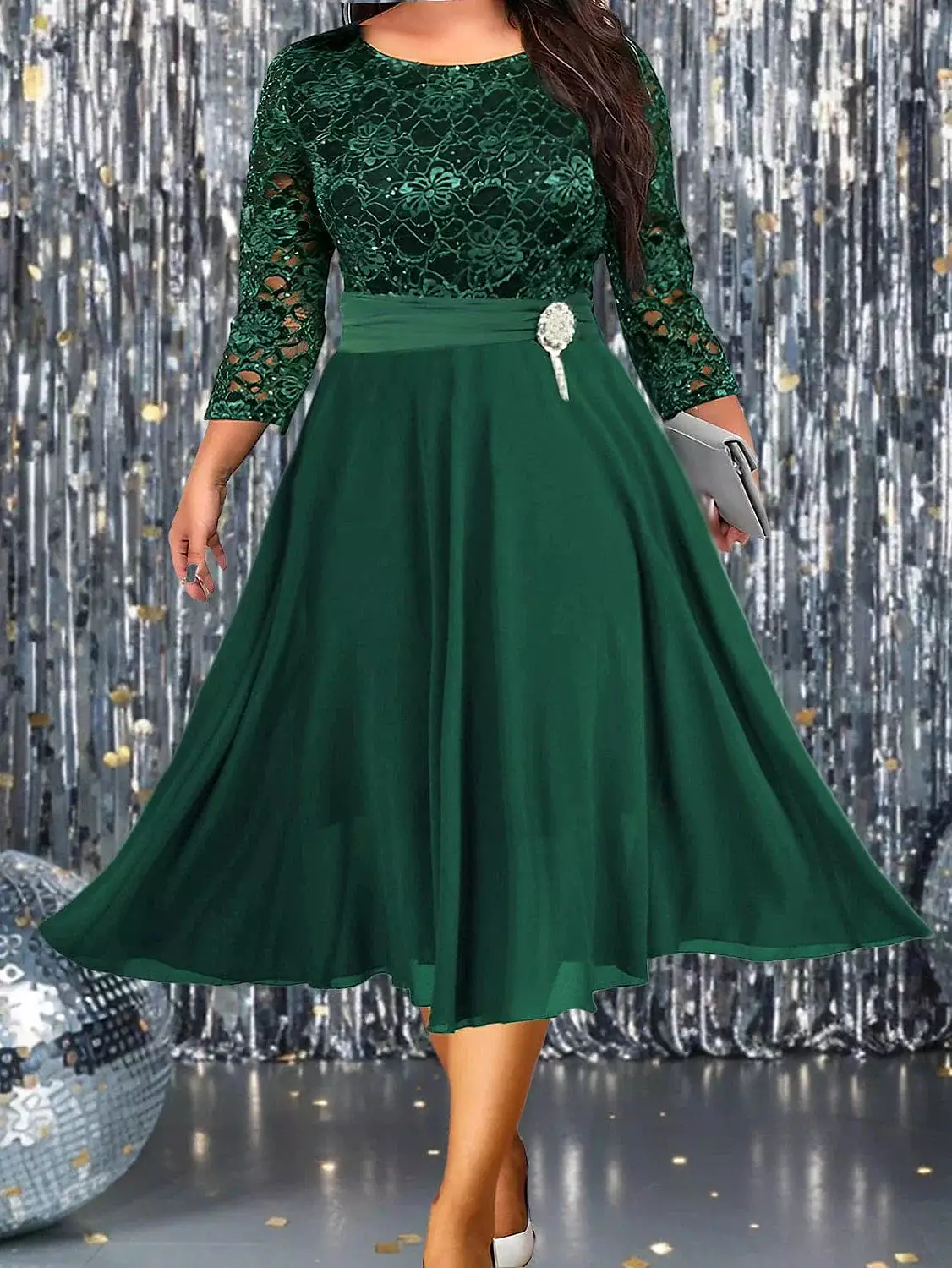 Green Lace Party Dress for Plus Size Women with 3/4 Sleeves and V-Neck