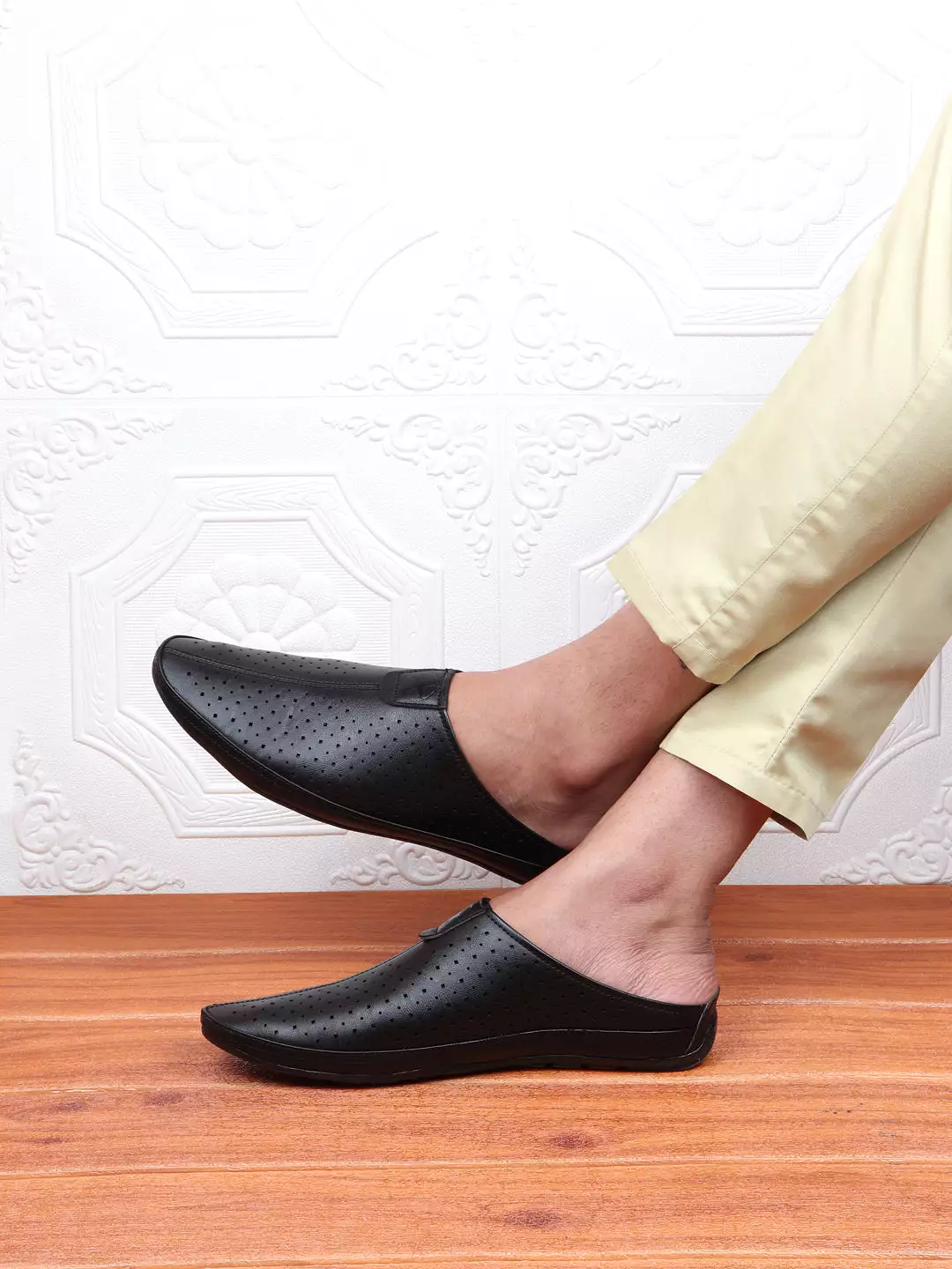 Men Black Ethnic Slip-On Juttis