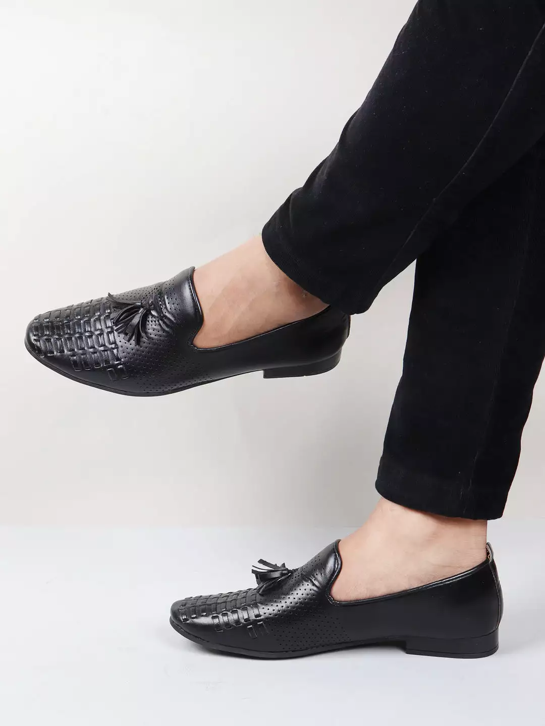 Men Black Tassel Knitted Design Broad Feet Slip On Ethnic Wedding Juttis and Mojaris