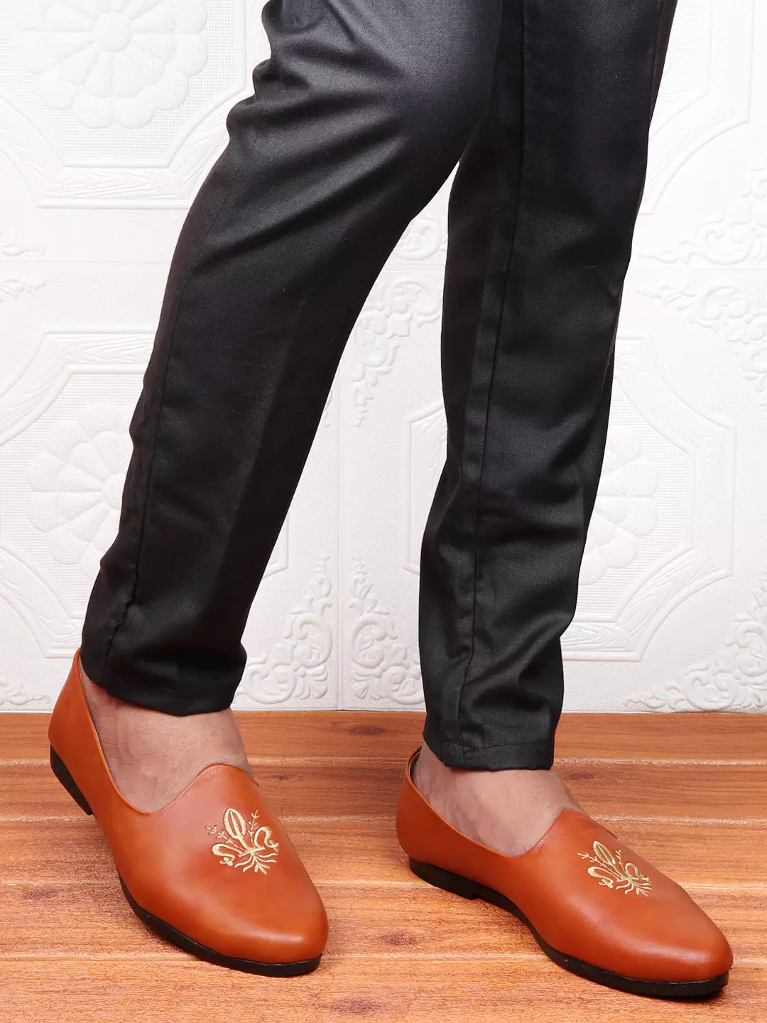 Men Ethnic Brown Embroidered Juttis and Mojaris